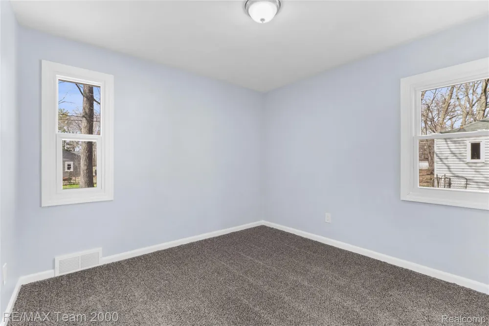21171 Westhampton Street Oak Park City, MI 48237