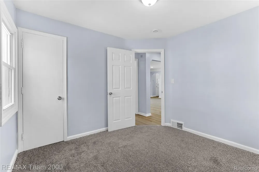 21171 Westhampton Street Oak Park City, MI 48237