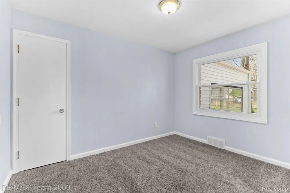21171 Westhampton Street Oak Park City, MI 48237