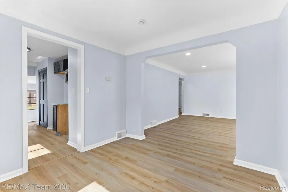 21171 Westhampton Street Oak Park City, MI 48237