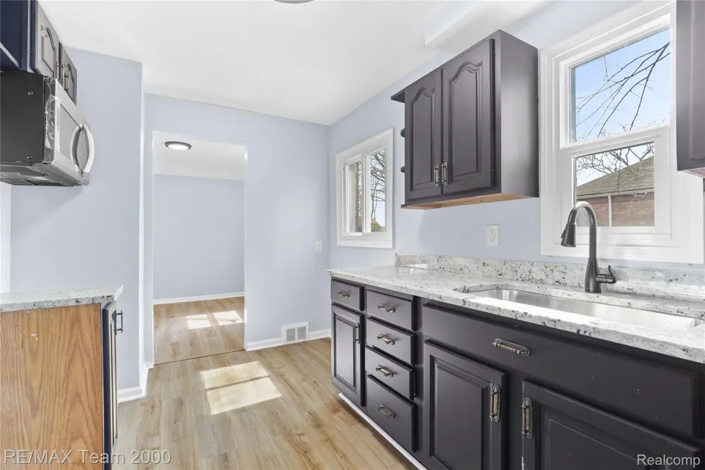 21171 Westhampton Street Oak Park City, MI 48237