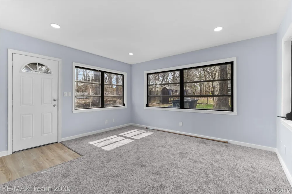 21171 Westhampton Street Oak Park City, MI 48237