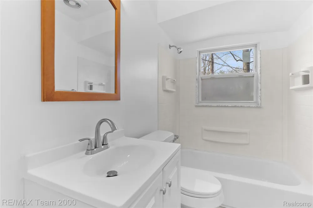 21171 Westhampton Street Oak Park City, MI 48237