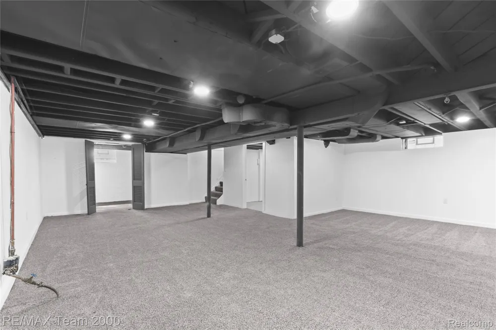 21171 Westhampton Street Oak Park City, MI 48237