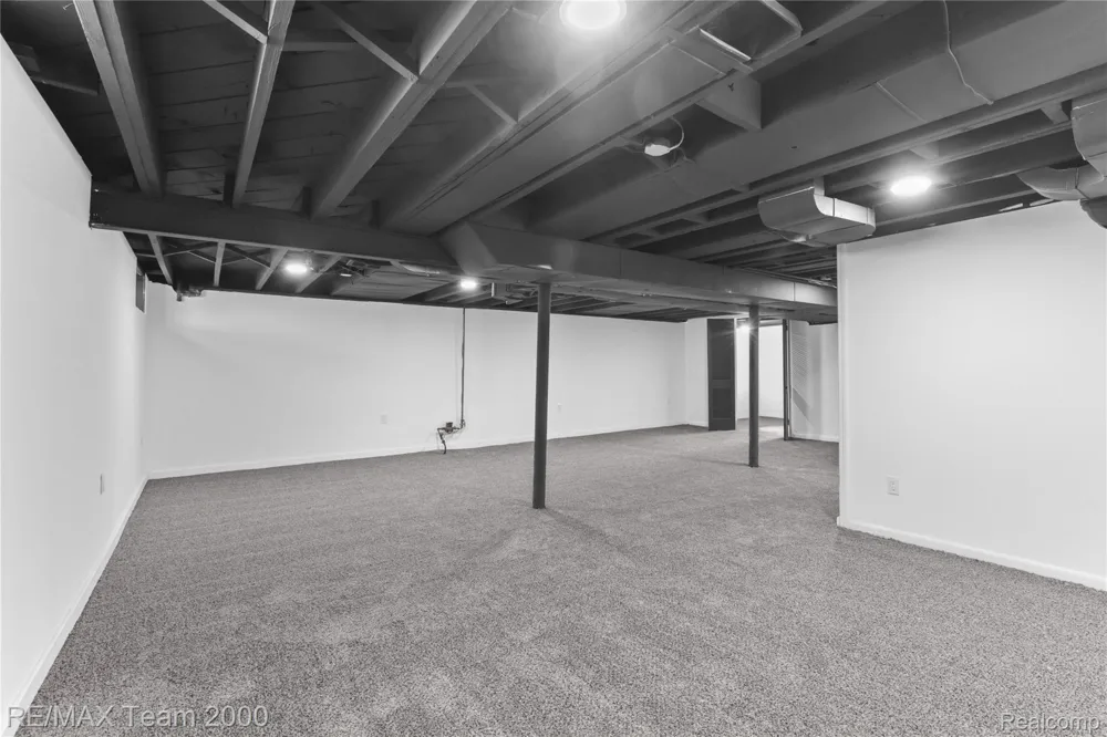 21171 Westhampton Street Oak Park City, MI 48237