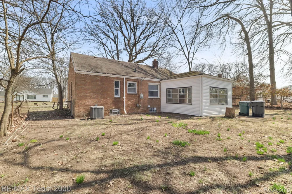 21171 Westhampton Street Oak Park City, MI 48237