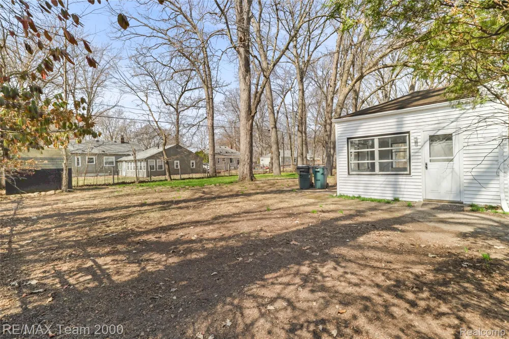 21171 Westhampton Street Oak Park City, MI 48237