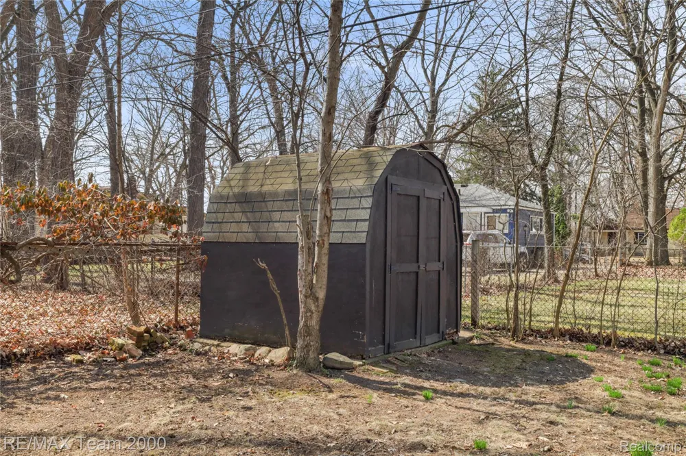 21171 Westhampton Street Oak Park City, MI 48237
