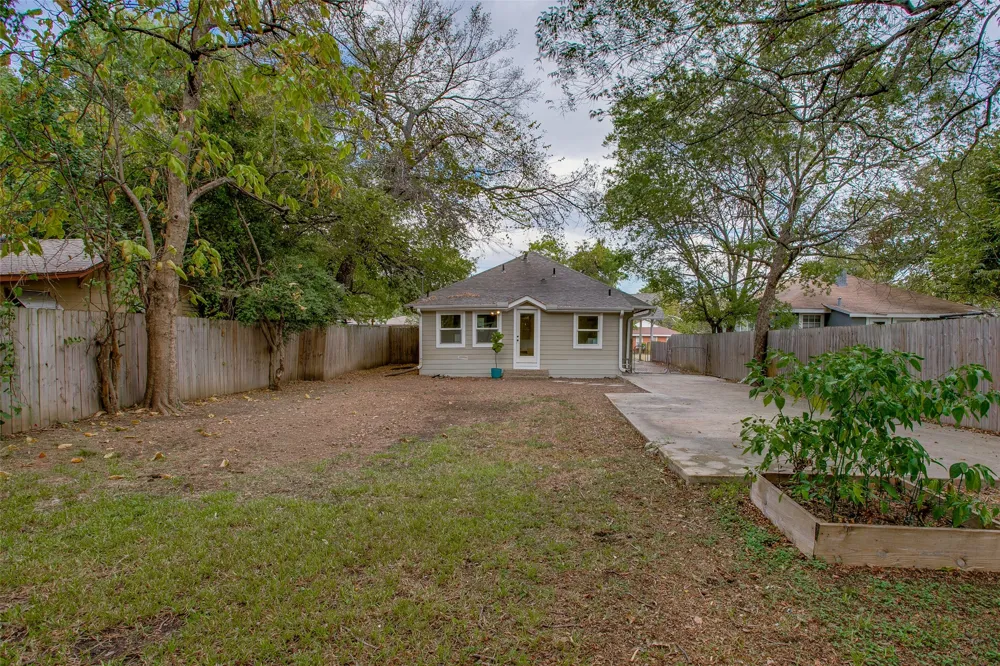 2606 W 12th Street Dallas, TX 75211