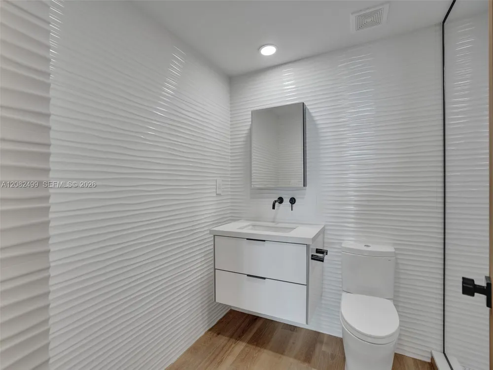 325 S Biscayne Blvd #1423 Miami, FL 33131