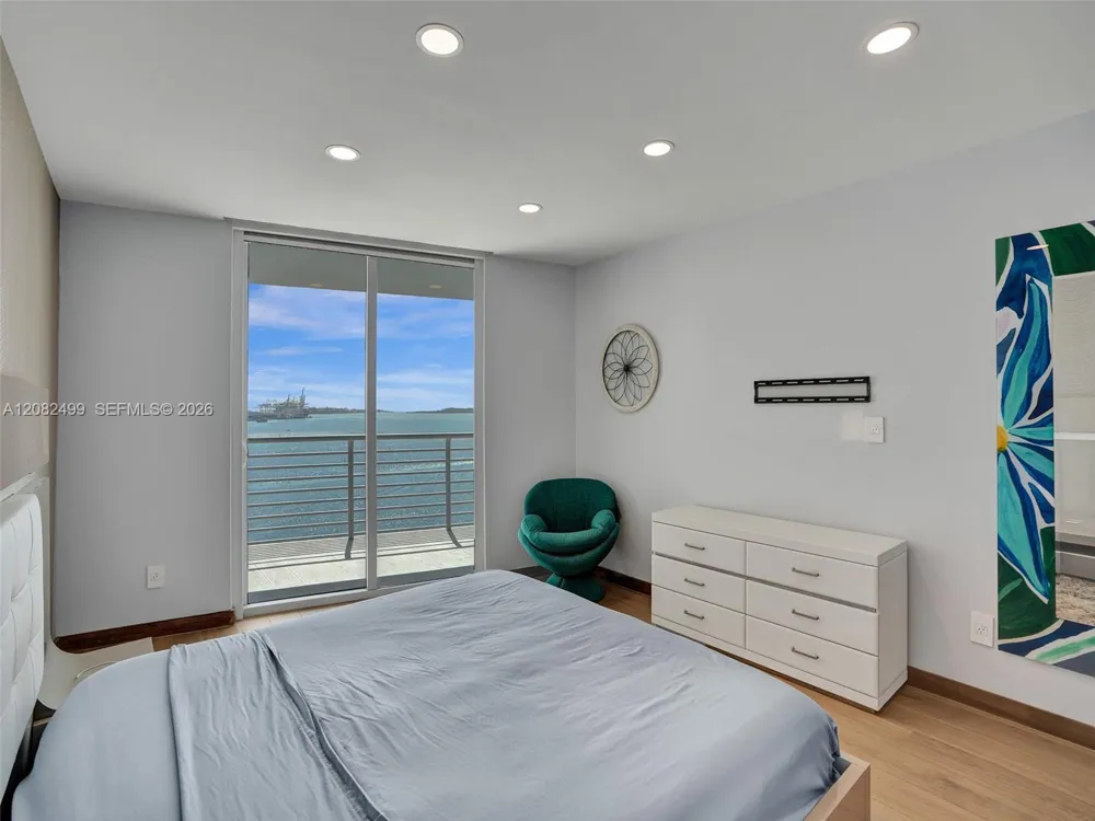 325 S Biscayne Blvd #1423 Miami, FL 33131