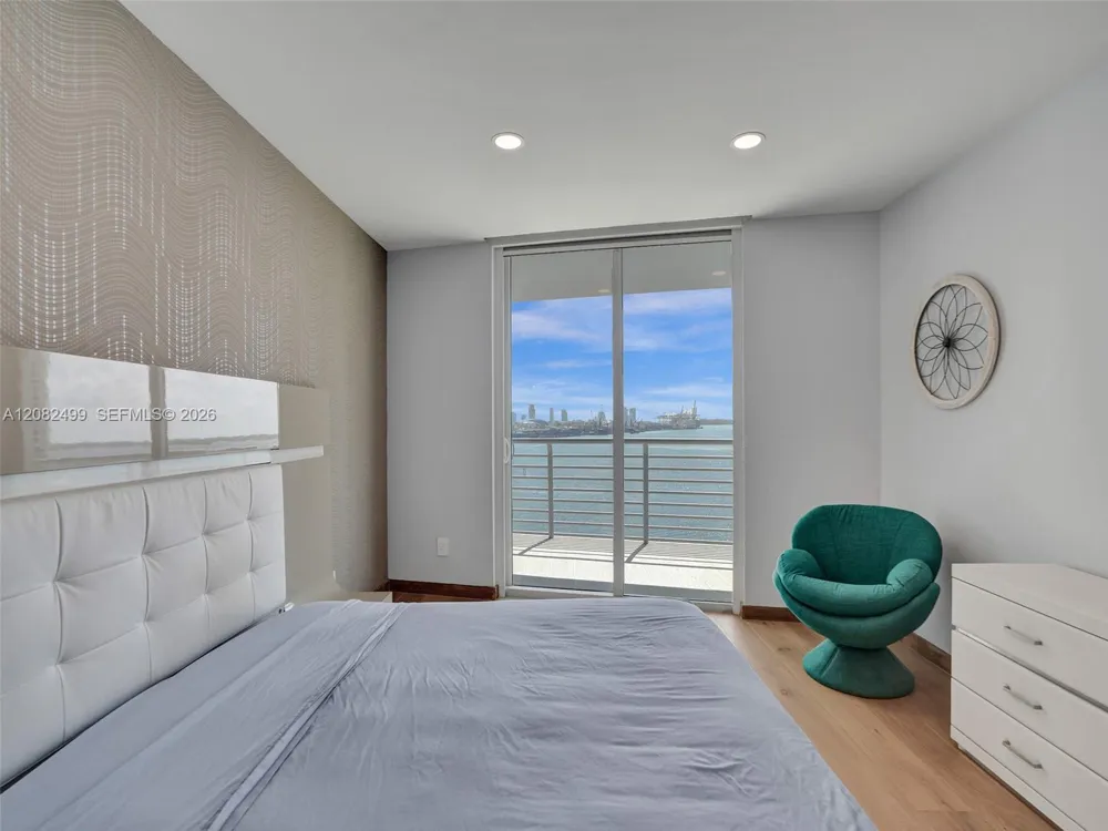 325 S Biscayne Blvd #1423 Miami, FL 33131