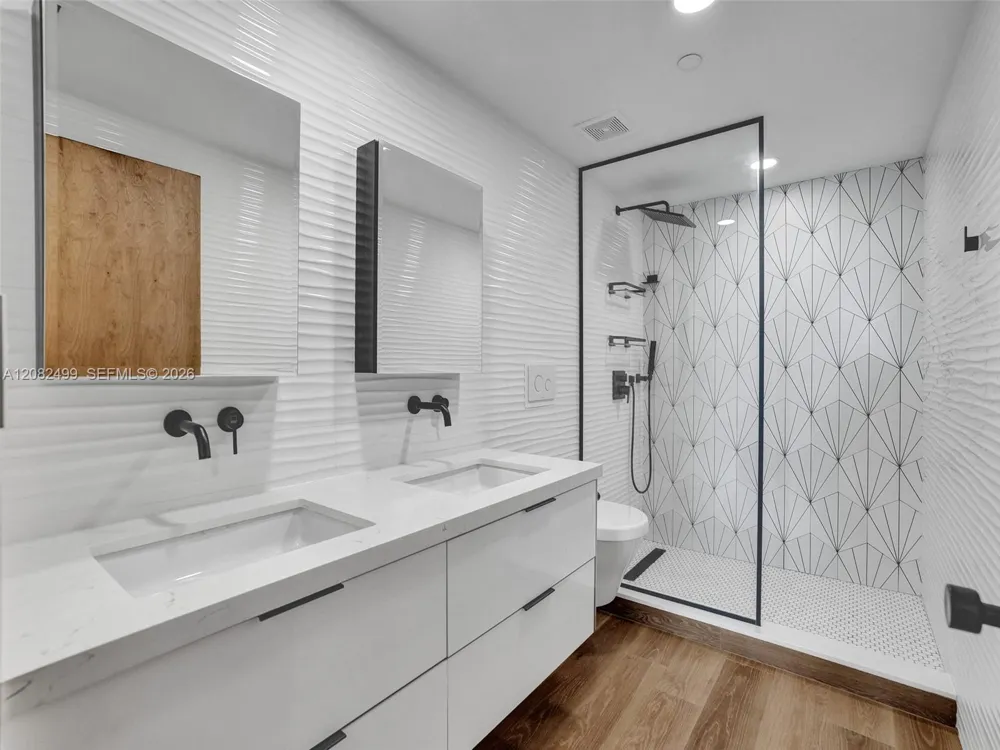 325 S Biscayne Blvd #1423 Miami, FL 33131