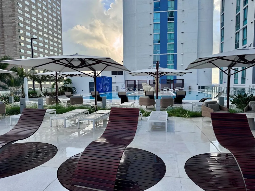 325 S Biscayne Blvd #1423 Miami, FL 33131