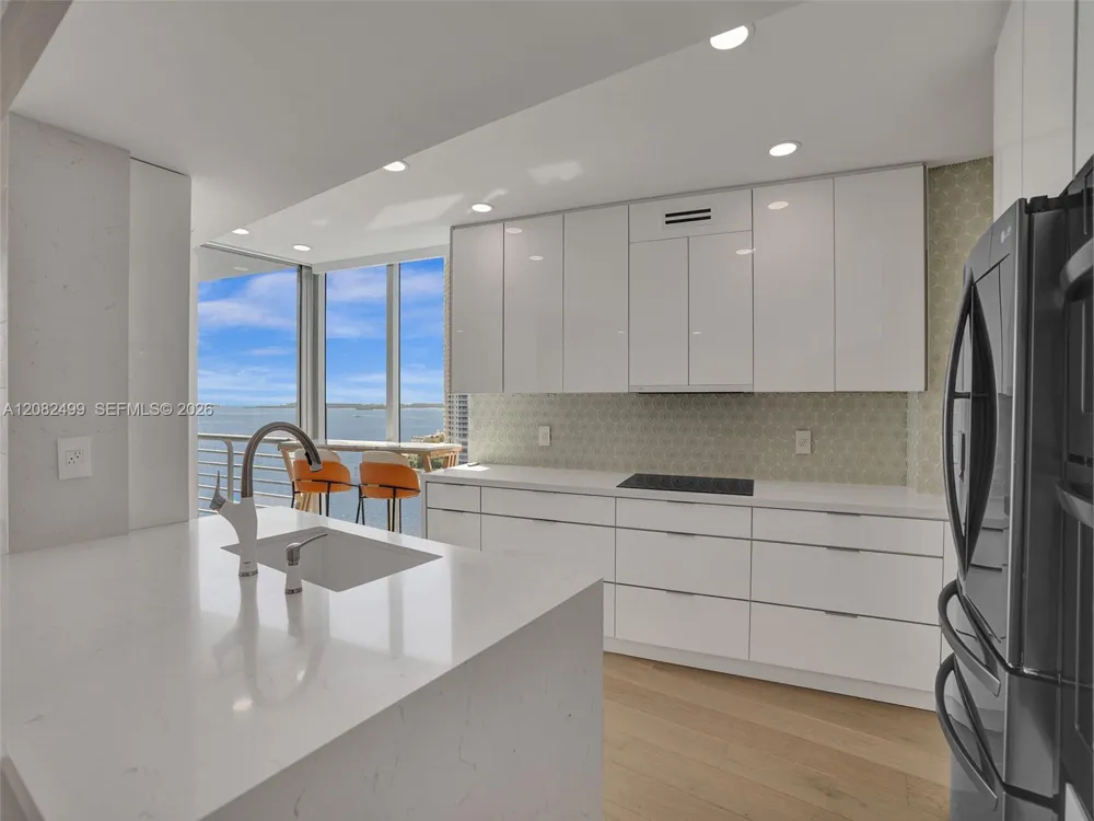 325 S Biscayne Blvd #1423 Miami, FL 33131