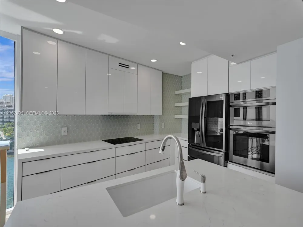 325 S Biscayne Blvd #1423 Miami, FL 33131