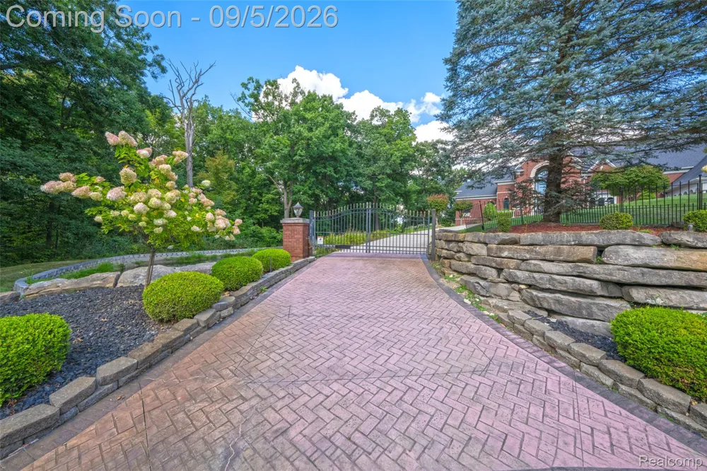 2785 Cranbrook Ridge Court Oakland Charter Township, MI 48306