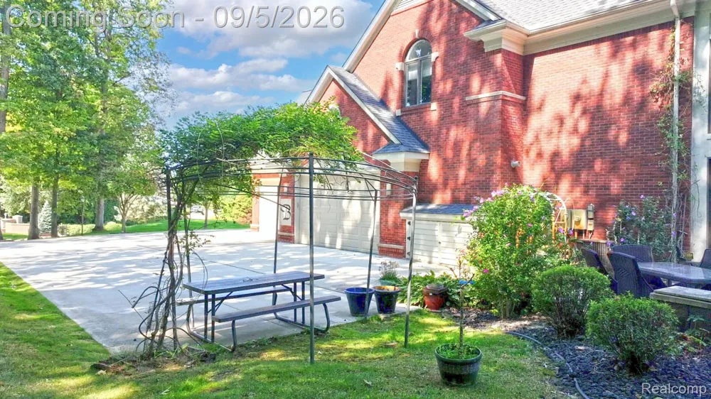 2785 Cranbrook Ridge Court Oakland Charter Township, MI 48306
