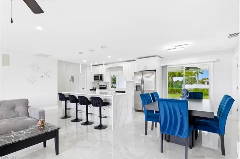256 SE Santa Barbara Place