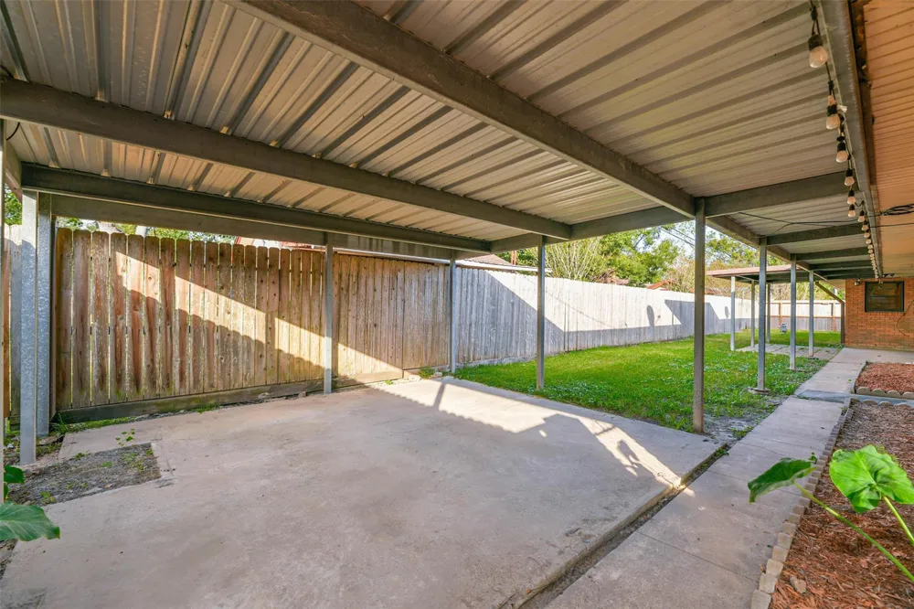 8102 Dellanera Drive Hitchcock, TX 77563