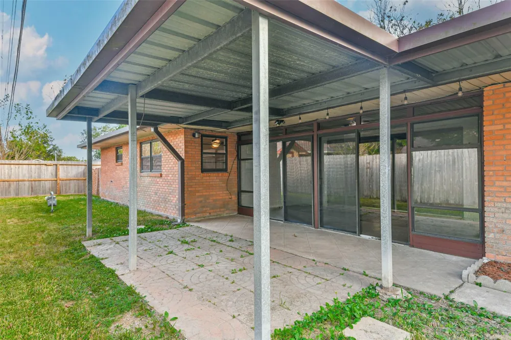 8102 Dellanera Drive Hitchcock, TX 77563