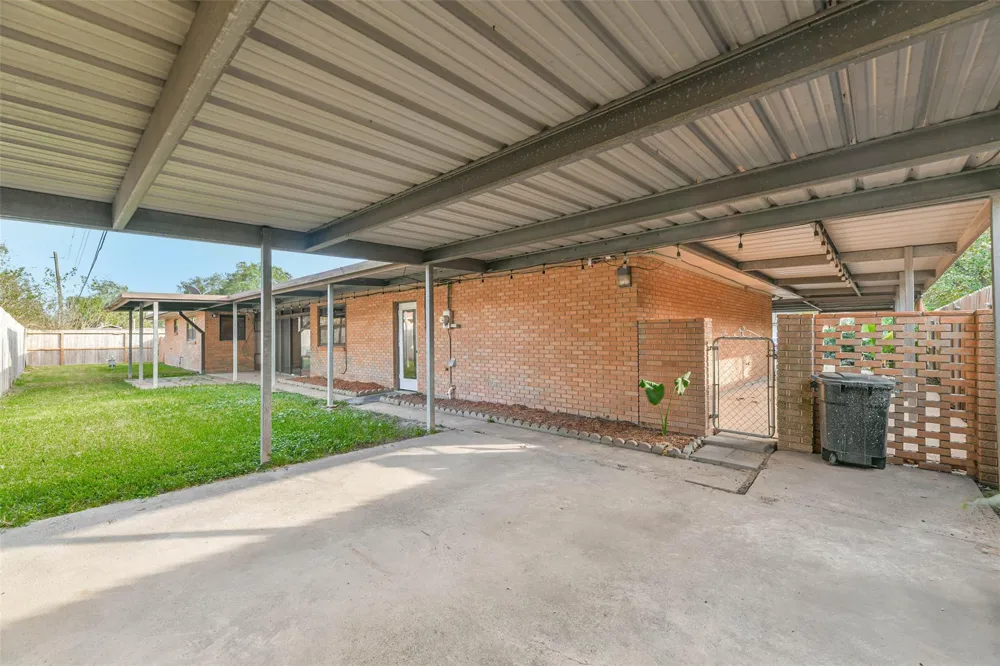 8102 Dellanera Drive Hitchcock, TX 77563