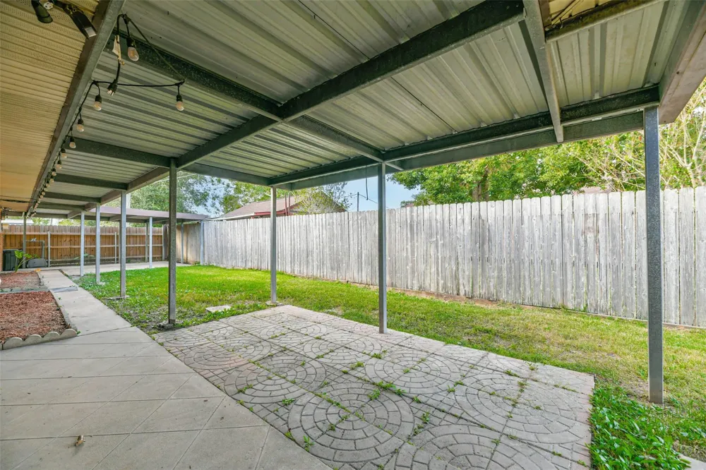 8102 Dellanera Drive Hitchcock, TX 77563