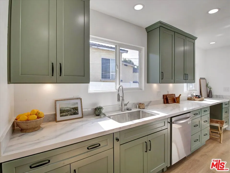 440 W Ellis Avenue Inglewood, CA 90302