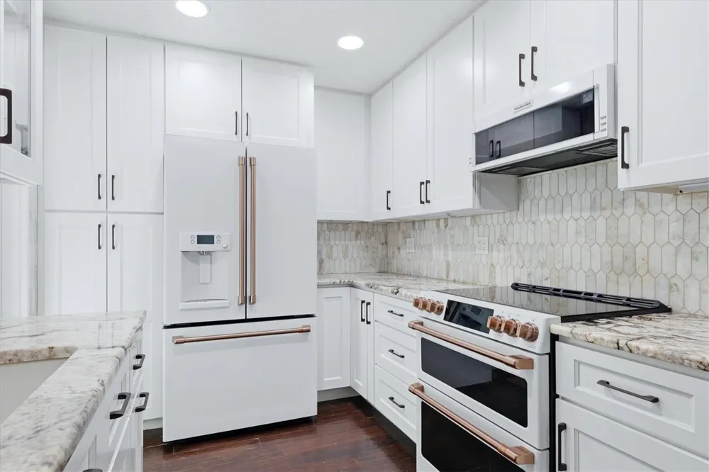 2520 HUNTINGTON AVENUE Sarasota, FL 34232