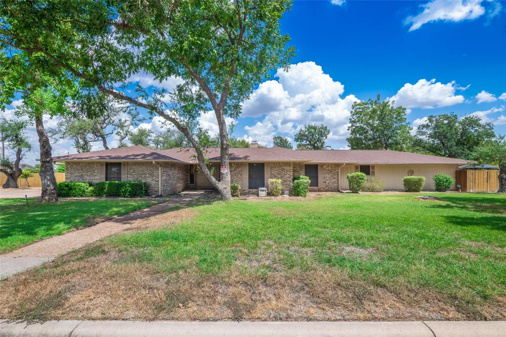 1702 Lone Oak Drive Leander, TX 78641