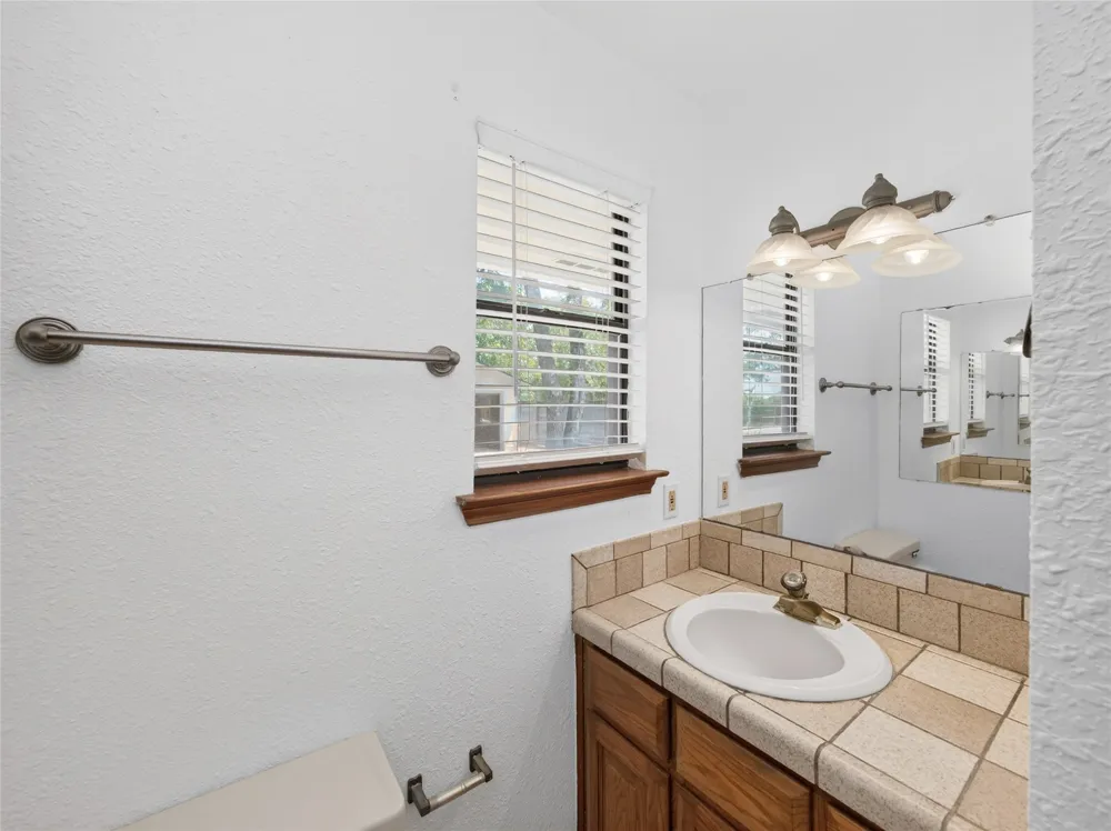 1702 Lone Oak Drive Leander, TX 78641