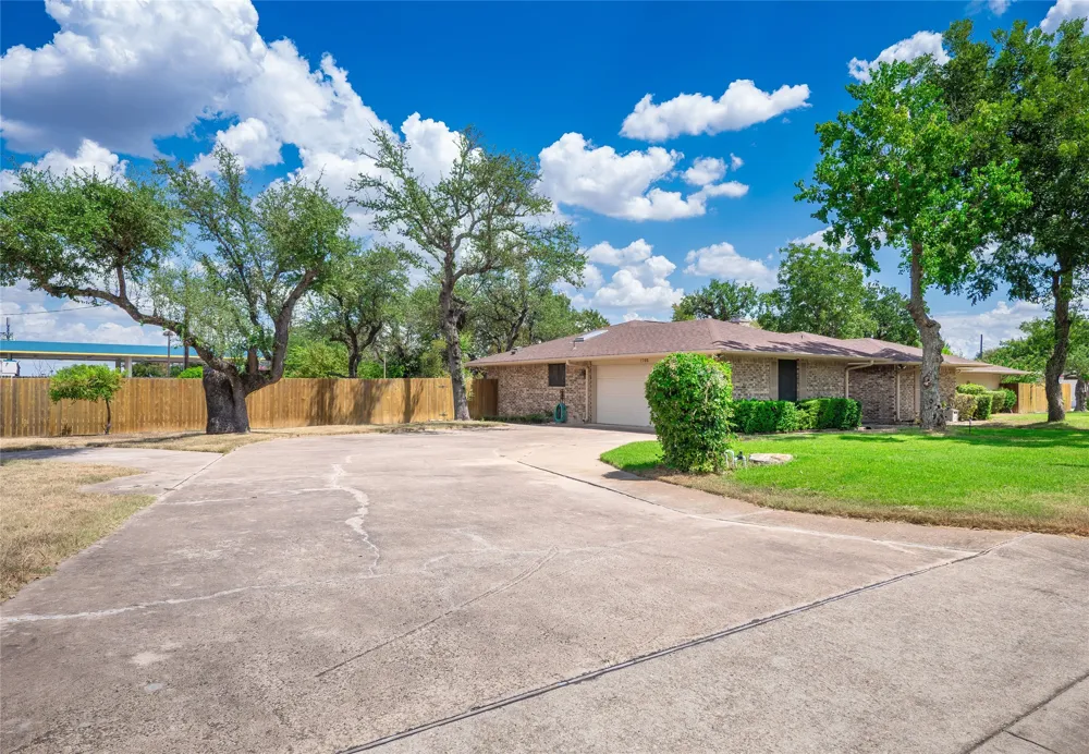 1702 Lone Oak Drive Leander, TX 78641