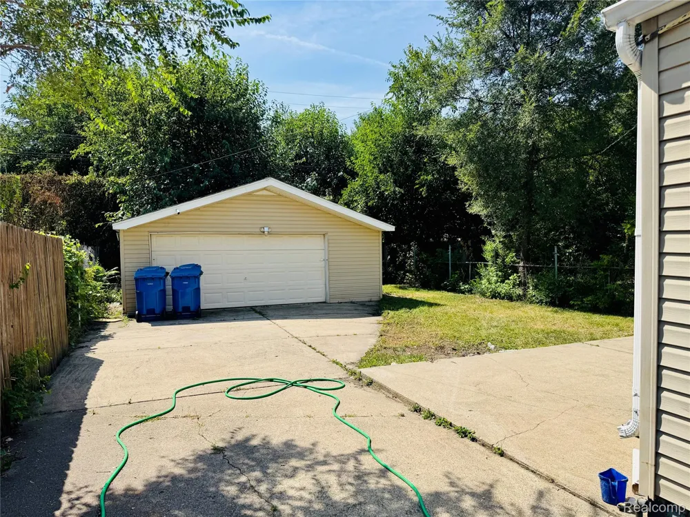 2184 Garrick Avenue Warren City, MI 48091