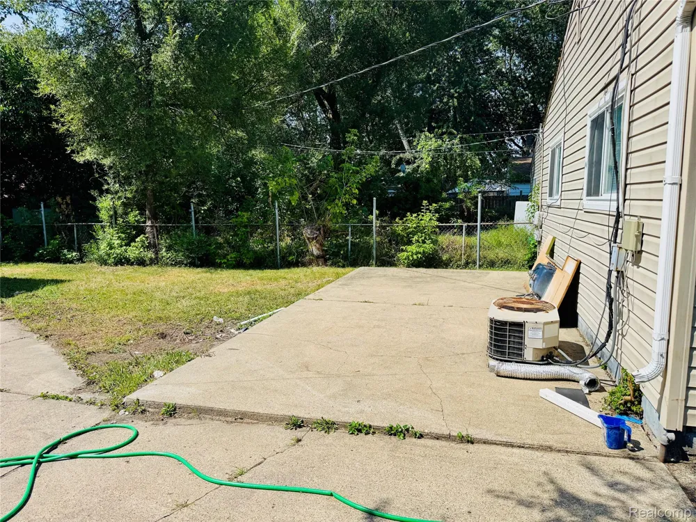 2184 Garrick Avenue Warren City, MI 48091