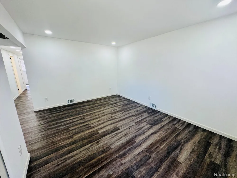 2184 Garrick Avenue Warren City, MI 48091