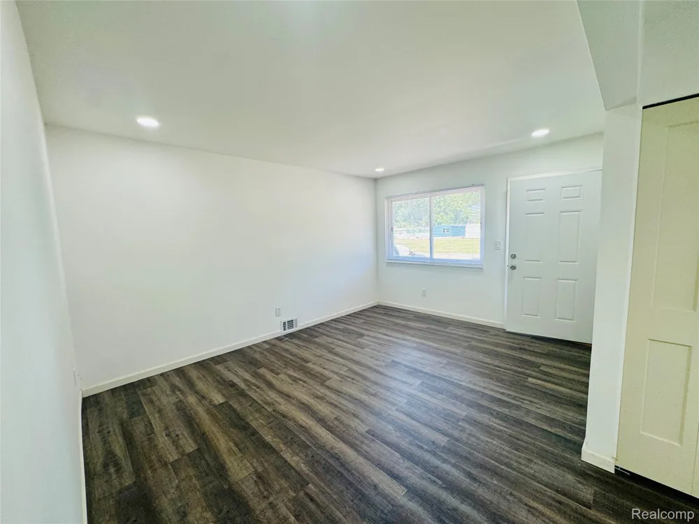 2184 Garrick Avenue Warren City, MI 48091
