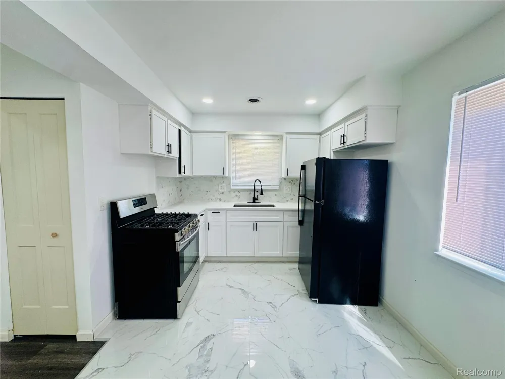 2184 Garrick Avenue Warren City, MI 48091