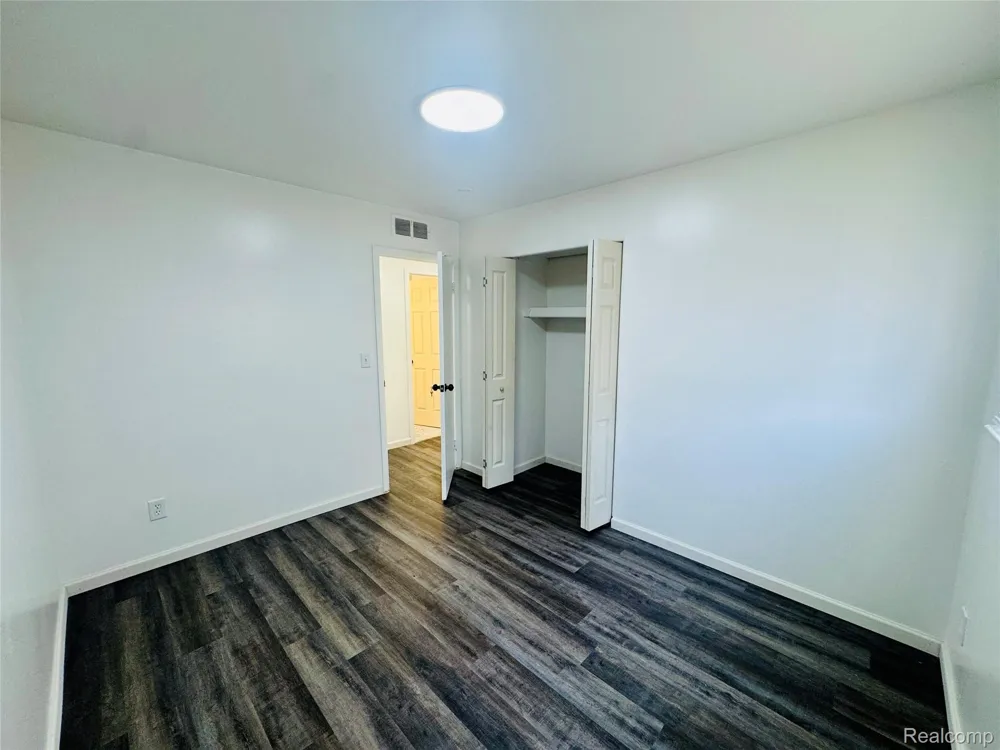 2184 Garrick Avenue Warren City, MI 48091