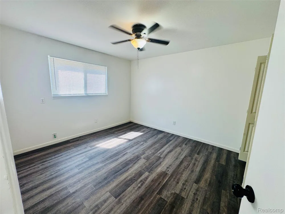 2184 Garrick Avenue Warren City, MI 48091