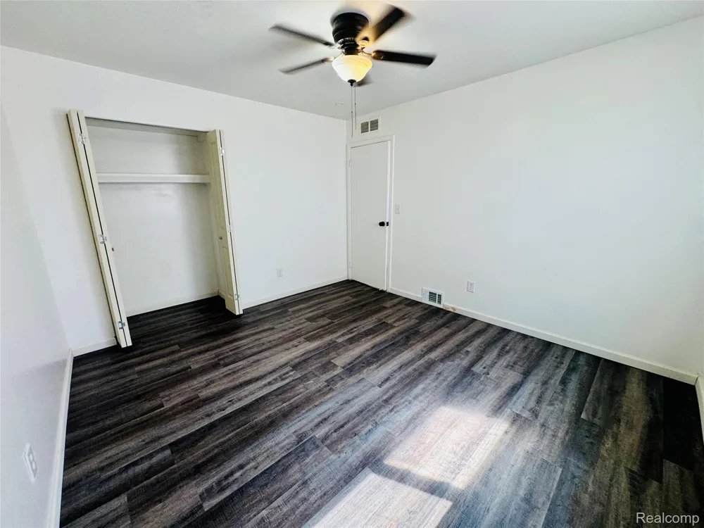 2184 Garrick Avenue Warren City, MI 48091