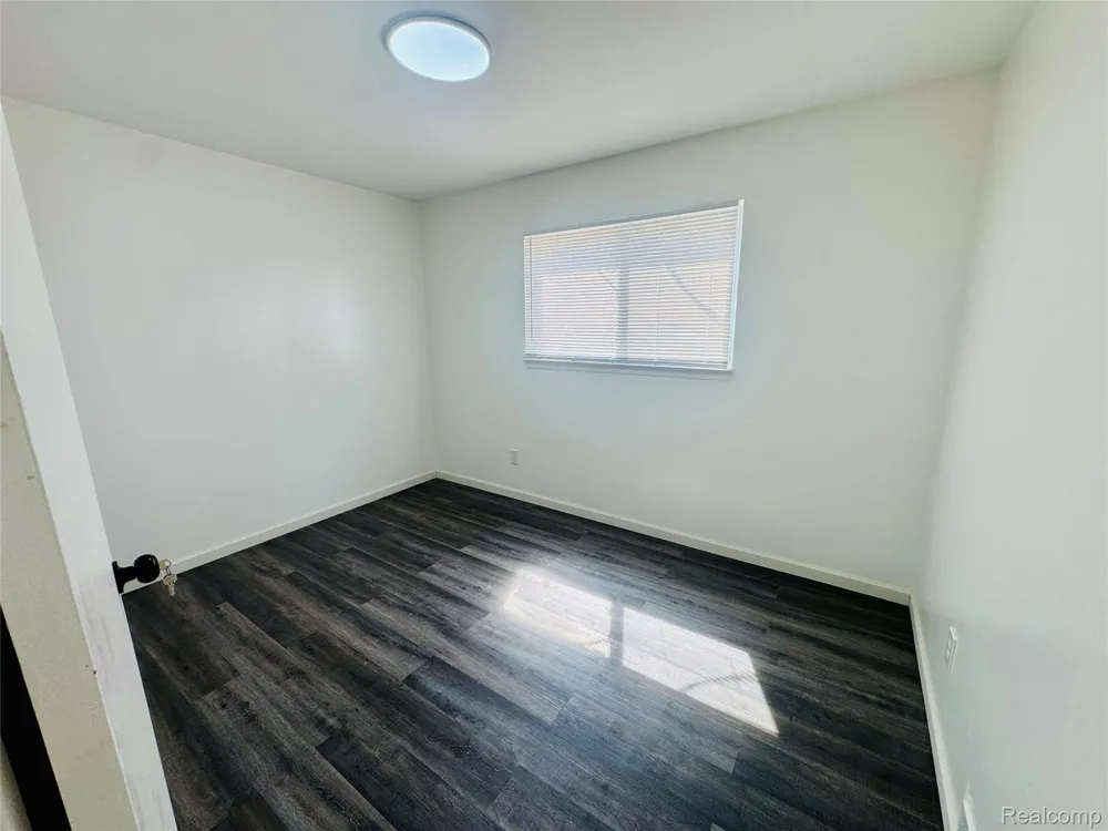 2184 Garrick Avenue Warren City, MI 48091