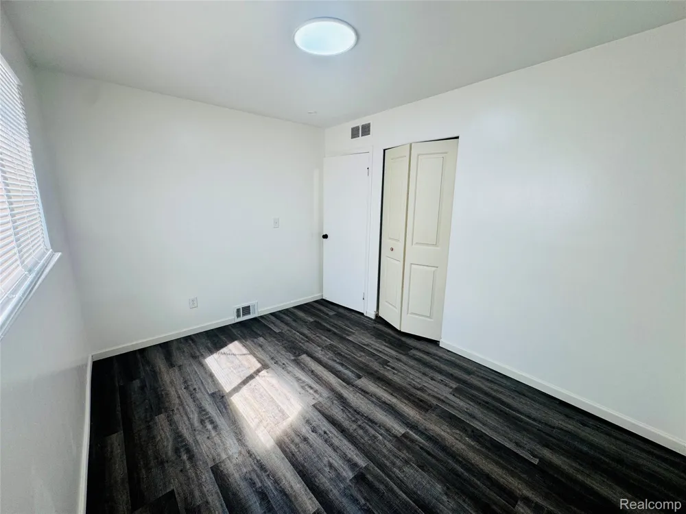 2184 Garrick Avenue Warren City, MI 48091