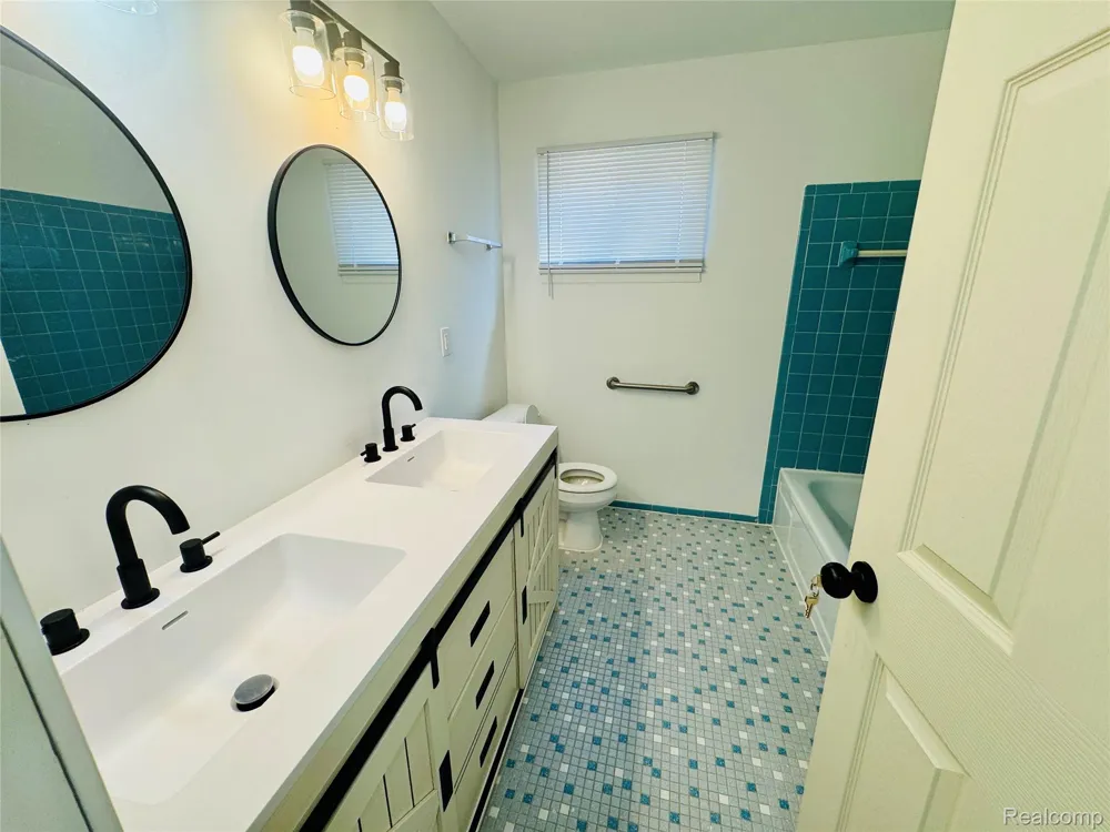 2184 Garrick Avenue Warren City, MI 48091
