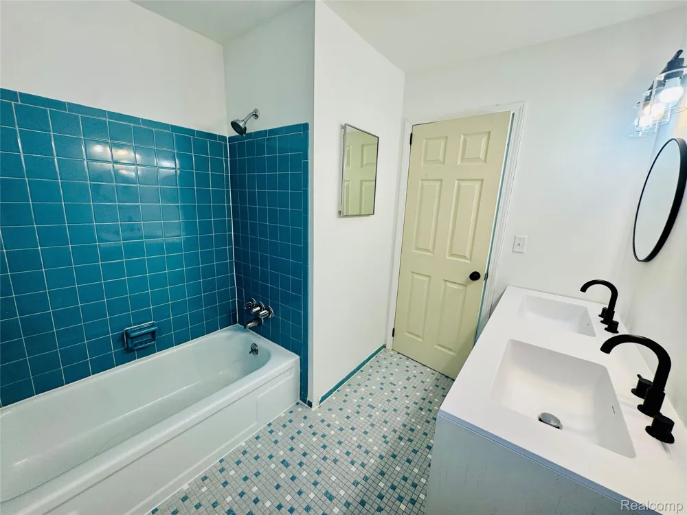 2184 Garrick Avenue Warren City, MI 48091