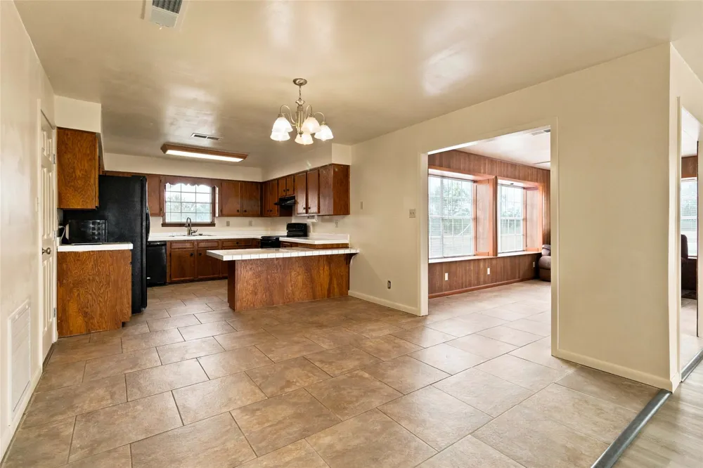 1871 Bridle Path Road Luling, TX 78648
