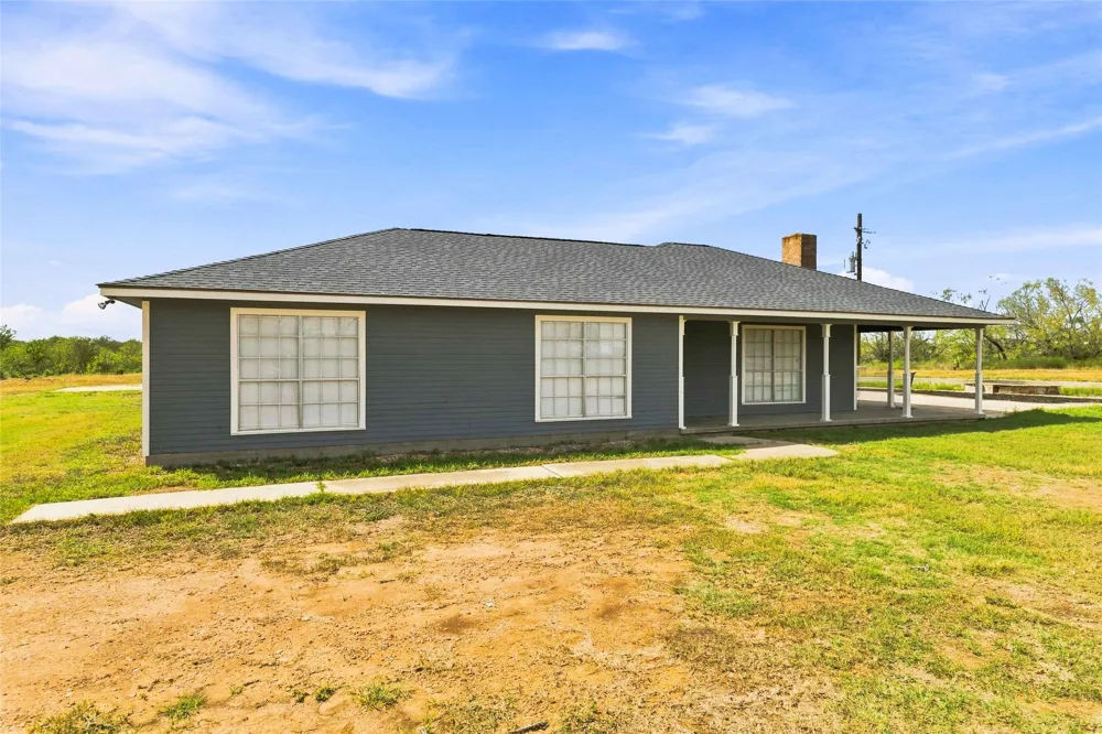 1871 Bridle Path Road Luling, TX 78648