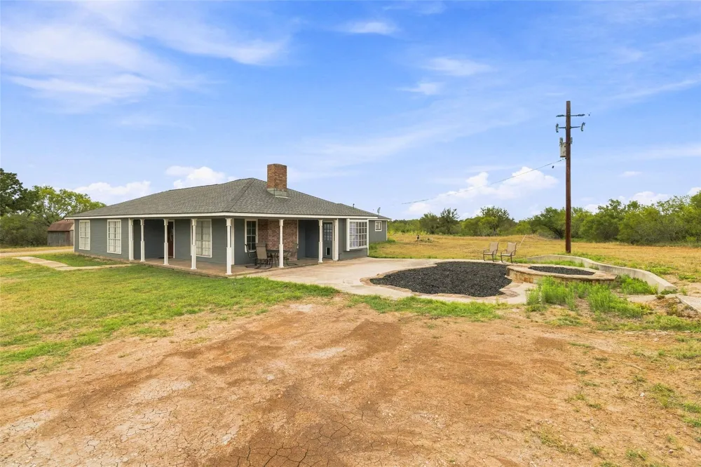 1871 Bridle Path Road Luling, TX 78648