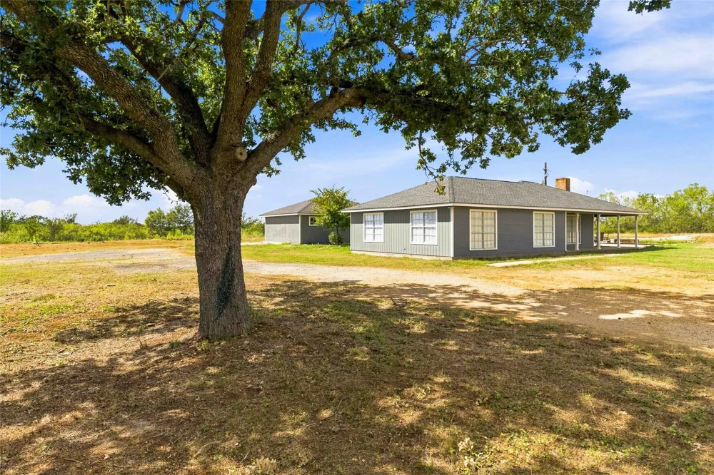 1871 Bridle Path Road Luling, TX 78648
