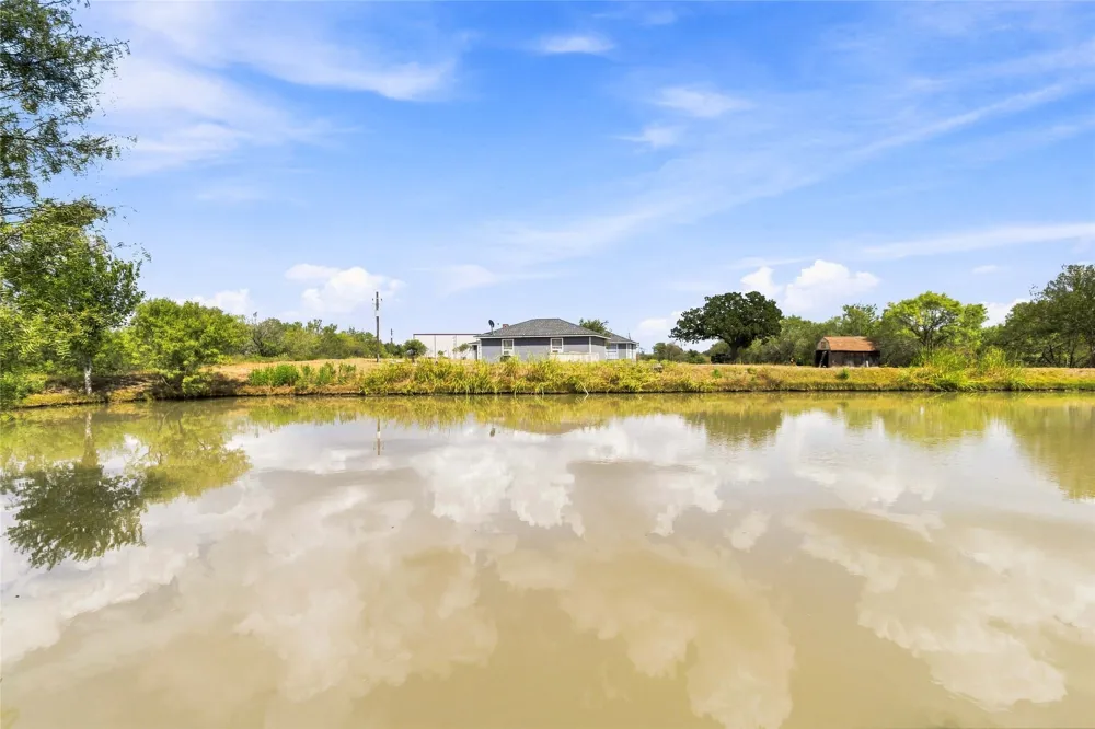 1871 Bridle Path Road Luling, TX 78648