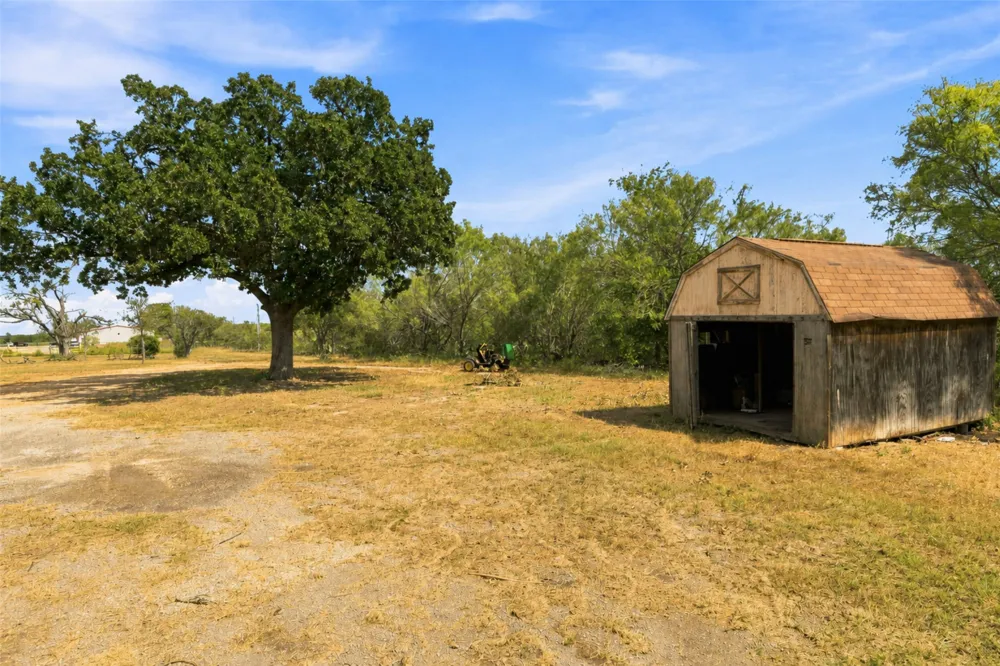 1871 Bridle Path Road Luling, TX 78648